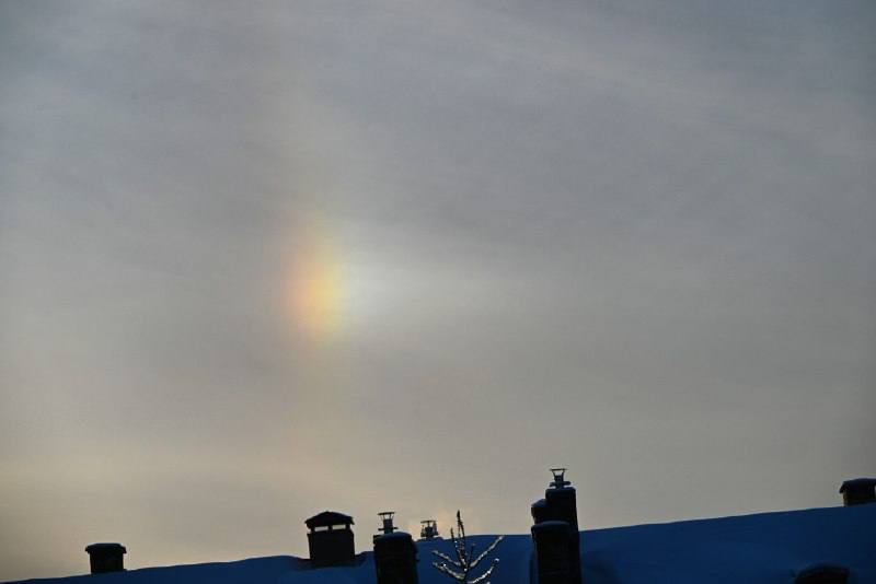 Метеорологи в Калининграде сейчас видно редкое оптическое явление Солнечное гало виднеется сейчас на фоне перистой облачности и инверсионного следа в небе над Калининградом сообщают метеорологи Солнечное гало это группа атмосферных оптических явлений которые появляются ареолом вокруг мощных источников света чаще всего Луны и Солнца Такое явление возникает из за преломления и отражения света в ледяных кристаллах Фото Погода и метеоявления Калининградской области Прямой эфир Прислать новоcть Наш MAX