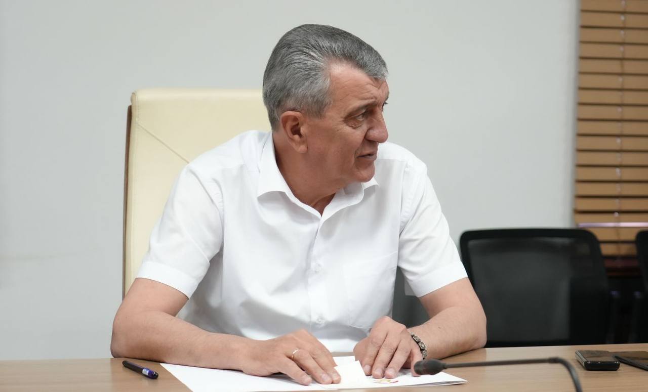 Глава РСО – Алания Сергей Меняйло встретился с участниками республиканского проекта «Доблесть Осетии». Руководитель субъекта поздравил финалистов, прошедших все этапы отбора и напомнил, что впереди их ждет обучение по образовательной программе, разработанной с Высшей школой государственного управления ВШГУ , РАНХиГС при Президенте РФ. – Первый модуль обучения начнется уже в августе. После прохождения образовательных модулей слушатели получат возможность реализовать себя в органах исполнительной и муниципальной власти, а также в общественных организациях. Кроме того, каждому из участников «Доблести Осетии» мы подберем опытных наставников из представителей органов власти: это заместители Председателя Правительства, министры и их замы, главы районов, – обратился к присутствующим Сергей Меняйло. Всего для участия в программе зарегистрировалось 385 человек. Из них отборочные мероприятия прошли 157 участников. По итогам голосования Общественного совета принято решение, что 32 человека приступят к обучению в первом модуле. Подробнее читайте на нашем сайте. #alaniagov #севернаяосетия #алания #главарсоа