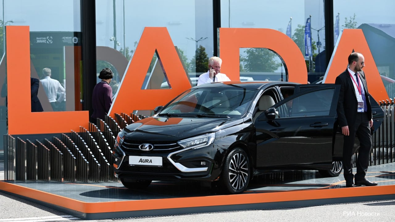 30 ноября начнутся розничные продажи Lada Aura. Рекомендованная цена – от 2,6 млн рублей.