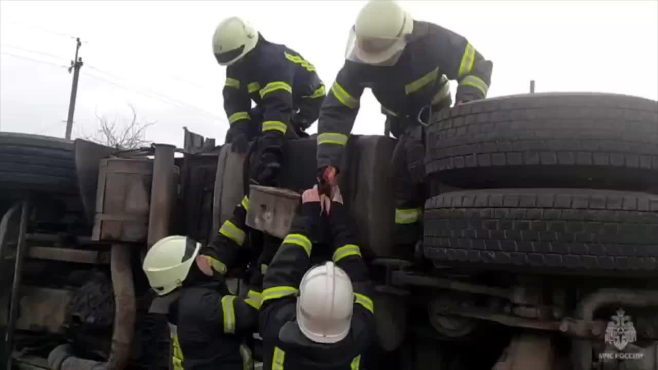 Спасение человека под лавиной в селе Быков Долинского района