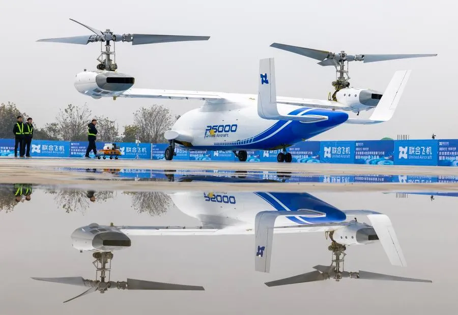В Китае число дронов увеличилось на 50 На конец 2025 года в Китае было зарегистрировано около 3 3 млн беспилотных летательных аппаратов Это на 51 больше чем годом ранее Количество летных часов дронов выросло до 45 3 млн что на 70 больше чем в 2024 м Об этом свидетельствуют данные статистического бюллетеня Управления гражданской авиации Китая К концу прошлого года в Китае насчитывалось 65 авиакомпаний 4 6 тыс самолетов гражданской авиации а также 5 5 тыс маршрутов регулярных рейсов В материковой части Китая располагается 270 аэропортов за 2025 год было введено семь новых Объем пассажирских перевозок в прошлом году в Китае превысил 770 млн а грузов и почтовых отправлений составил 10 млн тонн Оба показателя увеличились год к году на 5 5 и 13 соответственно На международных маршрутах объемы и пассажирских и грузовых перевозок выросли более чем на 20   Новости Китая ЭКД