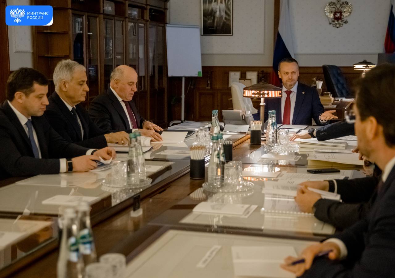 Строительство аэропорта Архыз в Карачаево Черкесии намерены завершить в 2029 году Взлетно посадочная полоса аэропорта составит 3 тысяч метров На его территории будет создан перрон на 10 стояночных мест для самолетов с возможностью увеличения до 23 и терминал Открытие авиагавани позволит сократить время в пути до популярных горнолыжных курортов Архыз и Домбай Mintrans Russia