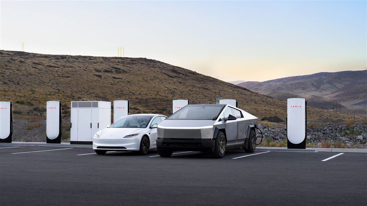 Tesla укрепляет лидерство в США уже более 64 000 портов быстрой зарядки В третьем квартале 2025 года в США появилось ещё 4000 новых портов DC зарядки доведя их общее число до 64 486 Почти половину из них 1820 портов установила Tesla опередив всех конкурентов вместе взятых По данным Paren Tesla остаётся главным драйвером электромобильной инфраструктуры тогда как другие сети ChargePoint Electrify America и Red E наращивают темпы При этом растёт и качество надёжность зарядных станций по стране повысилась до 92 3 а средняя стоимость составила 0 49 40 за кВт ч Расширение сети Supercharger открытой теперь и для других марок меняет привычки водителей и подтверждает Tesla это уже не просто автопроизводитель а полноценная технологическая энергетическая компания ДВЕ ЗАРЯДКИ