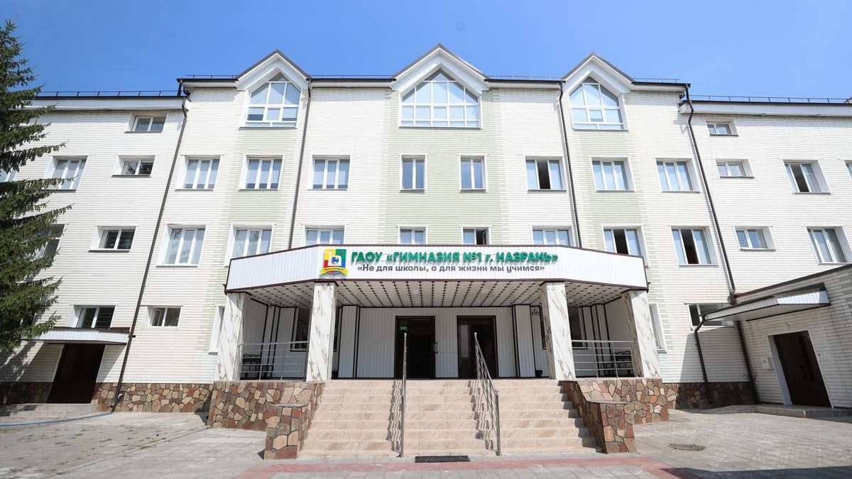 В Ингушетии открывается новая Школа креативных индустрий  Уже к 1 сентября в Назрани, на базе Гимназии №1, начнет работу школа, где более 100 подростков от 11 до 17 лет смогут бесплатно обучаться современным творческим профессиям. Это стало возможным благодаря федеральному проекту «Придумано в России».    Школа оснащена шестью современными студиями и серверной. Ребята будут изучать:   Акустику, микрофонные техники, микширование и мастеринг   Создание музыкальных треков   Разработку VR/AR-приложений, 3D-моделирование и анимацию   Фотографию, видеосъемку, монтаж и цветокоррекцию   Композицию, типографику, веб-дизайн  Обучение доступно всем желающим!  Глава Ингушетии Махмуд-Али Калиматов отметил успех первой Школы креативных индустрий в Магасе, выпускники которой уже освоили фото/видеопроизводство, звукорежиссуру и электронную музыку. В планах – открытие подобных школ в Сунже и Малгобеке.   ‍  Программа обучения рассчитана на два года: первый год – знакомство со всеми направлениями, второй – специализация. Выпускники защищают дипломные проекты. Школа предоставляет доступ к профессиональному оборудованию и программному обеспечению.   Правительство Ингушетии