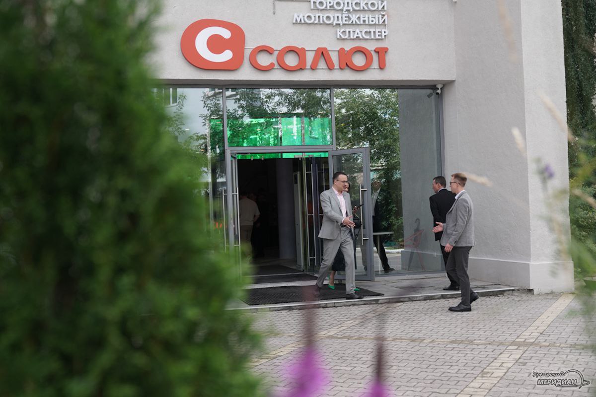 Молодежный кластер открыли на месте бывшего кинотеатра«Салют» в Екатеринбурге   Кинотеатр превратили в современный центр творчества.   Здесь можно заниматься: фильммейкингом, видеопроизводством, новыми медиа, урбанистикой, дизайном и другими креативными направлениями.    Пространство оборудовали коворкингами, переговорными, учебными классами, подкаст-студией, мастерскими, репетиционными залами и фотостудией. В следующем году в здании откроют ещё и музей кино    «Уральский меридиан»
