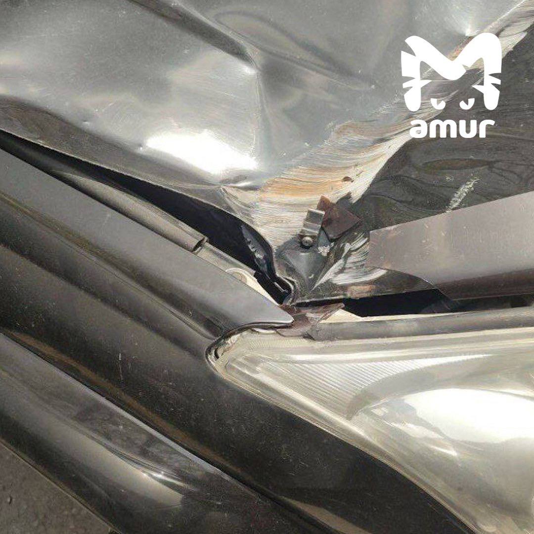 Кусок крыши рухнул на машину во Владивостоке. В столице Приморья сегодня сильный ветер. Одним из порывов оторвало часть кровли многоквартиника на Кирова. Итог: разбитое авто.