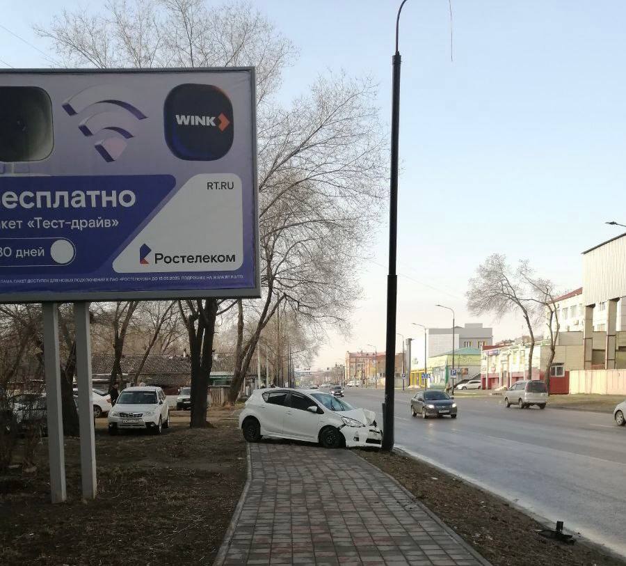В Благовещенске лихач повредил столб: страховая компания возместит ущерб В районе Мухина, 85, лихач повредил опору уличного освещения. Восстанавливать ее начнут после майских праздников, после чего подсчитают ущерб и выставят счет страховой компании виновника, сообщает . По предварительным данным, ущерб составит до 50 тысяч рублей. Если опору придется менять полностью, то это обойдется в 120 тысяч рублей минимум. Реклама