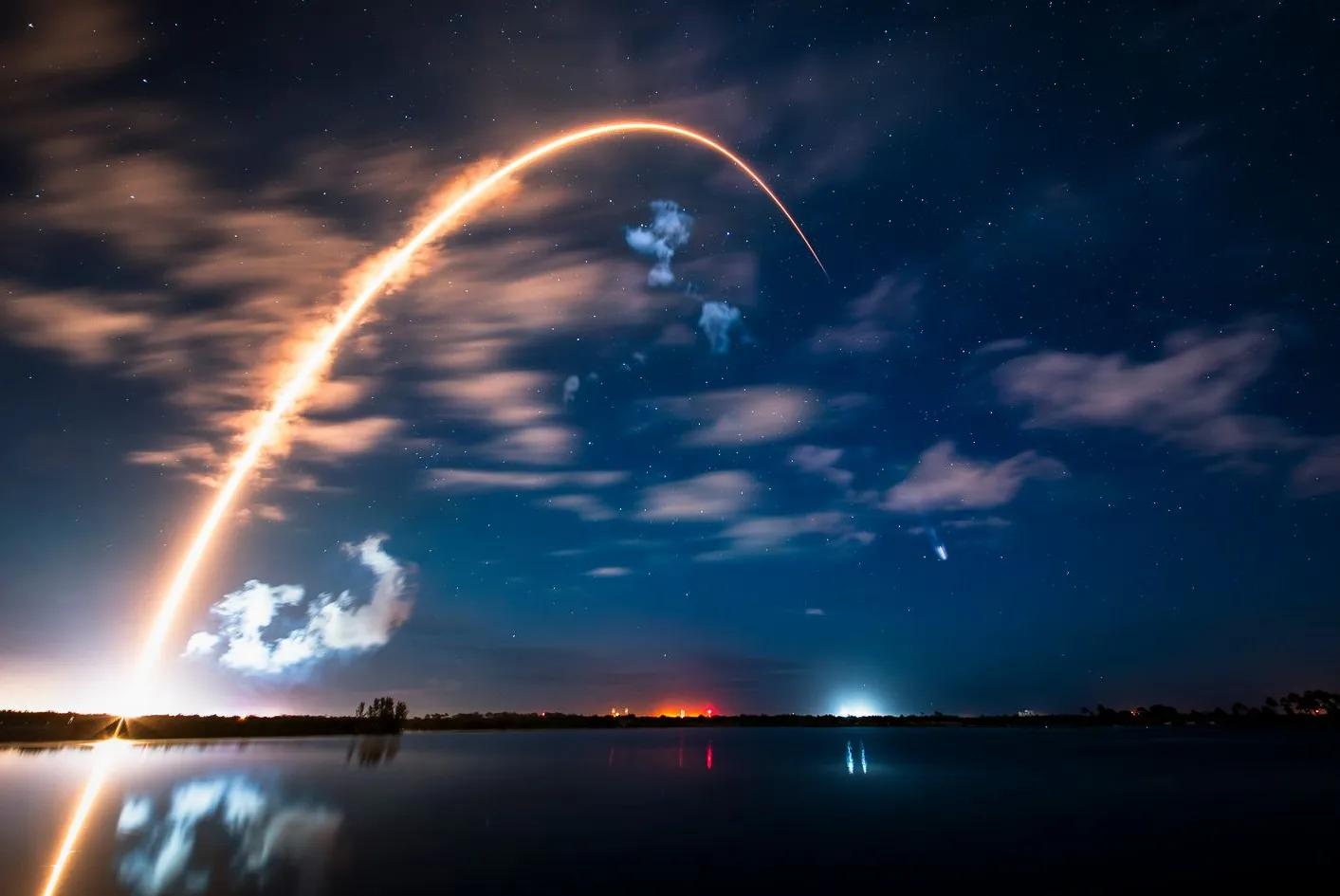 SpaceX потеряла управление спутником Starlink который сейчас падает обратно на Землю после возникновения аномалии Спутник не представляет угрозы для экипажа МКС и сгорит в атмосфере в течение нескольких недель The Verge новости iphonesru