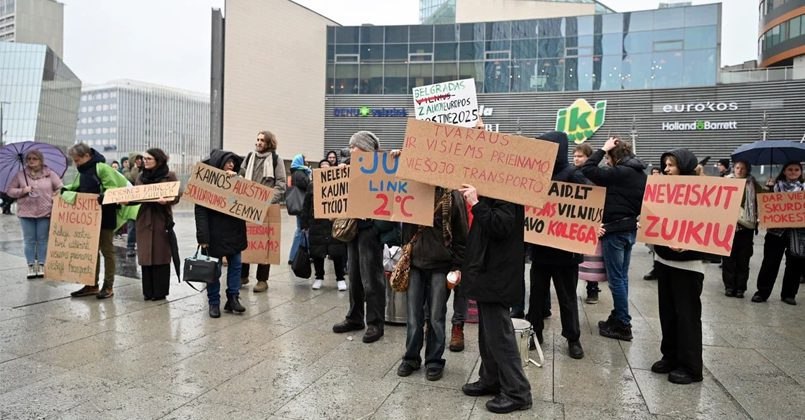 В Вильнюсе протесты. Местные «демократы» не удержали рост цен в запланированных рамках. В итоге в городе талончики на проезд  в общественном транспорте скоро подорожают вдвое. Народу вполне предсказуемо это не понравилось и он вышел в центр города поскандалить.  Зато теперь стали понятны восхищения литовцев, которые приезжают в Минск и удивляются тому, что проезд  в троллейбусе-автобусе-трамвае-метро строит, теперь считай, в четыре раза меньше, чем у них. Да и бензин существенно дешевле.  Кстати, о топливе. Там сегодня как раз литовские ассоциации начали жаловаться, что дальнобойщики, которые едут  через Литву перестали заправляться на территории страны из-за дороговизны горючего.  Зато Прибалтика - вся из себя демократическая и независимая.  Обсуждение   Прислать новость