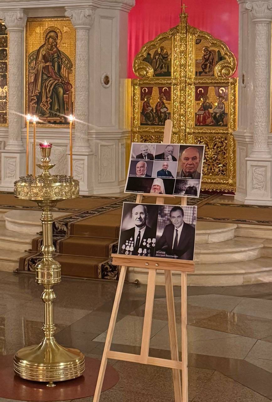 В Преображенской церкви Соборного храма Христа Спасителя в Москве состоялась панихида по приснопоминаемым: Вержанском Александре Петровиче, Малышеве Юрии Николаевиче, Малышевском Геннадии Иосифовиче, Сенюкове Василии Михайловиче, Туманове Вадиме Ивановиче, протоиерее Димитрии Смирнове, митрополите Феофане  Ашуркове , новопреставленном Димитрии Осипове, а также о всех почивших горнопромышленниках.  Богослужение возглавил иерей Алексей Тимофеев.  Песнопения исполнил смешанный хор Соборного храма Христа Спасителя. За богослужением молились Владимир Курагин, заместитель исполнительного директора НП «Горнопромышленники России», гости, прихожане и паломники.  Светлая память     Ассоциация Горнопромышленников России