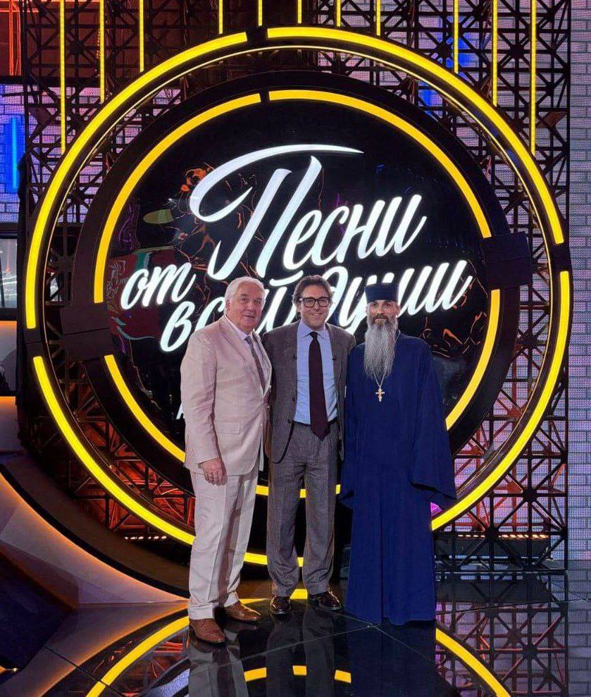 Сегодня на телеканале Россия 1 покажут выпуск шоу Андрея Малахова Песни от всей души с участием поющего иеромонаха Герасима из рыбницкого села Гараба Начало эфира в 16 50 не пропустите Приднестровского священника пригласили на съёмки в Москву после того как продюсеры увидели его выступление на концерте к 35 летию республики