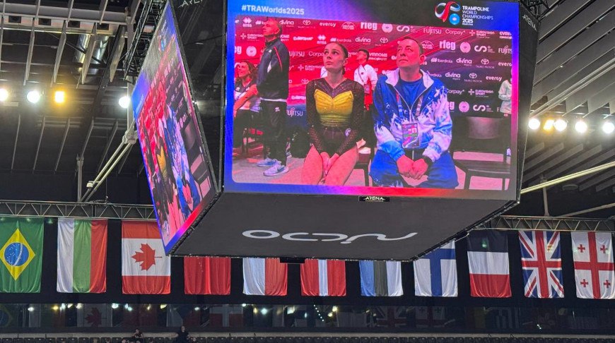 Белорусские батутистки выиграли серебро чемпионата мира в командном первенстве В женском финале выступили команды из восьми стран Первый номер белорусской сборной Яна Лебедева показала лучший результат в стартовой подгруппе 58 960 балла Виолетта Бордиловская была шестой во втором пуле 54 760 а Екатерина Ершова стала третьей в последней восьмерке участниц 56 010 В пересчете на зачетные очки наши девушки набрали 19 пунктов и заняли второе место уступив 5 баллов чемпионкам из Китая Тройку замкнули представительницы Японии 17 Ранее 8 ноября Ершова в дуэте со Станиславом Яскевичем завоевала золото в смешанных синхронных прыжках Планетарный форум в Испании завершится в воскресенье белорусские батутисты примут участие в трех финалах дня в мужских и женских индивидуальных прыжках а также в мужских синхронных прыжках НАШАЛЕПШАЕ НАШЕЛУЧШЕЕ Сайт TikTok VK Instagram YouTube ОК Стикерпак ВВ