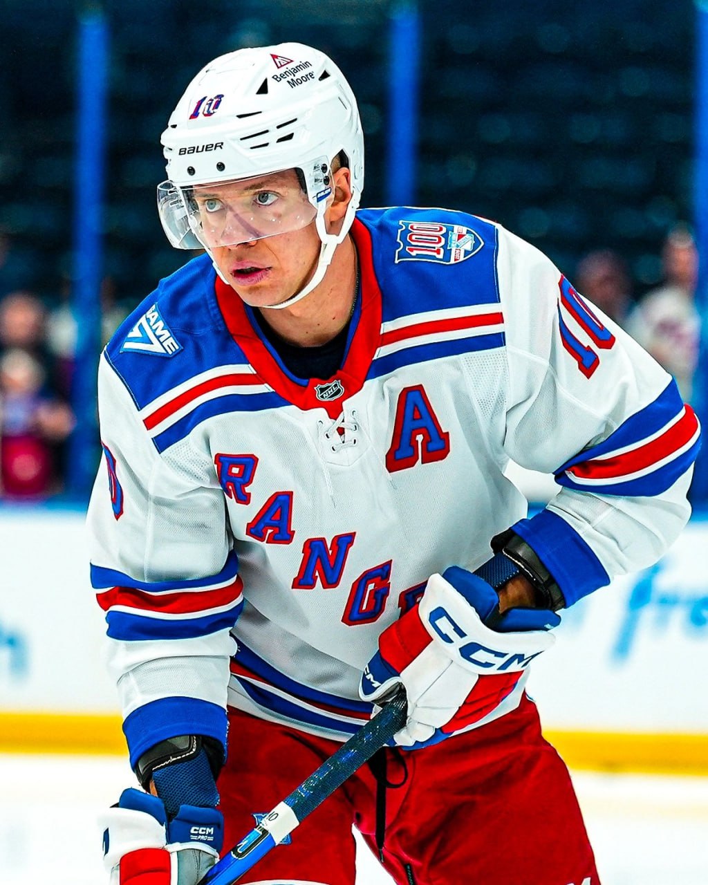 Панарин признан второй звездой дня в НХЛ В гостевом матче с Тампой россиянин отдал четыре результативные передачи и помог команде победить со счетом 7 3   защитник Нью Джерси Шимон Немец оформивший хет трик в игре против Чикаго Блэкхокс 4 3       Джон Джейсон Петерка из Юты который голом и передачей помог команде обыграть дома Баффало 5 2 Подписывайтесь на РИА Новости Спорт в MAX