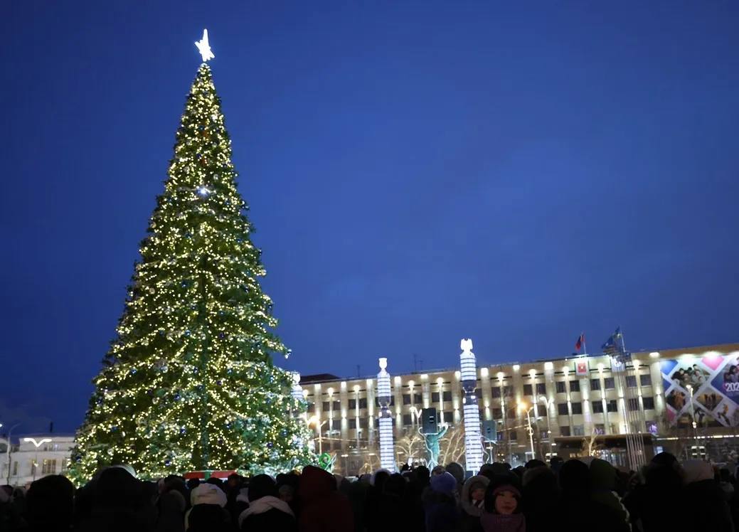 Огни на главной новогодней ёлке республики зажгутся 1 декабря в Якутске 1 декабря в столице Якутии состоится главное событие ежегодного фестиваля Зима начинается с Якутии зажжение огней на главной новогодней ёлке республики Торжественная церемония пройдёт на площади Республики и начнётся в 16 00 Сбор гостей и начало праздничного представления в 15 30 В этот же день в 17 00 на площади Орджоникидзе засияет новогодняя ёлка города Якутска Гостей приглашают на праздничную программу уже с 16 30 Параллельно в столице развернётся насыщенная культурная программа С 16 00 до 19 00 во Дворце детского творчества им Ф И Авдеевой пройдёт XIII Международный фестиваль конкурс Бриллиантовые нотки В 17 10 праздничное настроение продолжит традиционное шествие автоколонны предприятий Якутска колонна отправится от площади Орджоникидзе и проследует до площади Дружбы Завершит праздничный день вечерний концерт Зима начинается с Якутии который состоится в 19 00 в Театре эстрады им Ю Е Платонова Фестиваль Зима начинается с Якутии проводится в республике с 2011 года и посвящён зиме вечной мерзлоте северному гостеприимству и уникальным культурным традициям региона В 2025 году фестиваль проходит с 22 ноября по 6 декабря и включает три ключевых события Бриллианты Якутии Вкус Якутии и Строганина а также более 30 дополнительных мероприятий в Якутске и улусах республики Фестиваль проводится в соответствии с задачами нацпроекта Туризм и гостеприимство инициированного Президентом России Владимиром Путиным и направлен на развитие туризма и продвижение уникальной культуры Якутии сахасирэ ольгабалабкина мыработаем якутия арктика экология арктическаяякутия зиманачинаетсясякутии Подписывайтесь на канал   t me balabkinaov