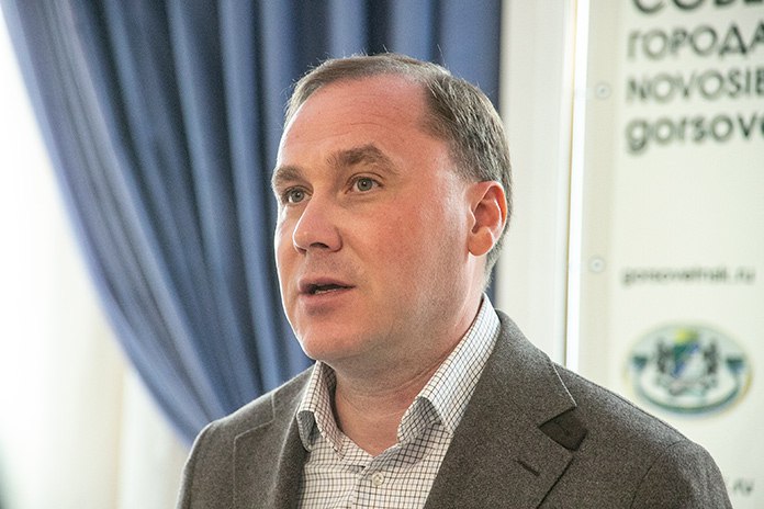 Итоги исполнения бюджета за 2024 год, вопрос увеличения бюджета на 2025-й и плановые показатели на 2026–2027 годы обсудили депутаты горсовета Новосибирска на заседании профильной комиссии 26 мая. По итогам 2024 года бюджет Новосибирска почти «точь-в-точь» уложился в плановые показатели по расходной и доходной статьям. Так, доходы составили 100,5 млрд рублей, а расходы — 99 млрд рублей. Бюджет был исполнен с профицитом в 1 млрд рублей. В 2024 году муниципалитет участвовал в шести национальных проектах и 21 муниципальной программе. Так, в рамках проекта «Образование» реконструировали лицей № 185 на улице Тургенева. В рамках «Жилье и городская среда» благоустроены парк «Арена», скверы «Первомайский», «Радуга», «Чербузы», дворы многоквартирных домов. Проведено переселение граждан из аварийного жилья. На капремонт дорог и создание интеллектуальных транспортных систем Новосибирска в рамках нацпроекта «Безопасные и качественные дороги» ушло 2,1 млрд рублей. Из федерального бюджета на реализацию программ поступило более 5 млрд рублей, 45 млрд рублей составил бюджет региональный, 41 млрд — средства муниципалитета. Объем муниципального долга на 1 января 2025 года составил 16,6 млрд рублей, по сравнению с прошлым годом он снизился на 6,6%. Председатель постоянной комиссии по бюджету и налоговой политике Совета депутатов Новосибирска депутатское объединение «Единая Россия» Кирилл Покровский констатировал, что эта тенденция наблюдается из года в год. Продолжение по ссылке