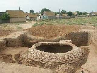 Всадник из Дагестана провалился в средневековый склеп прямо на скачках Во время традиционного конного марафона проходившего на территории исторического памятника Селитренного городища произошел удивительный случай Один из участников соревнований вместе с лошадью провалился под землю открыв исторический артефакт Как выяснилось позже мужчина угодил прямиком внутрь древнего мусульманского захоронения так называемого гурхана датируемого XV XVI веком Эта уникальная конструкция представляет собой полусферический подземный мавзолей с нишевыми элементами характерными для данного периода Подобные объекты встречаются крайне редко и имеют огромную ценность для исследователей истории Средневековья Главное здесь Подписывайтесь