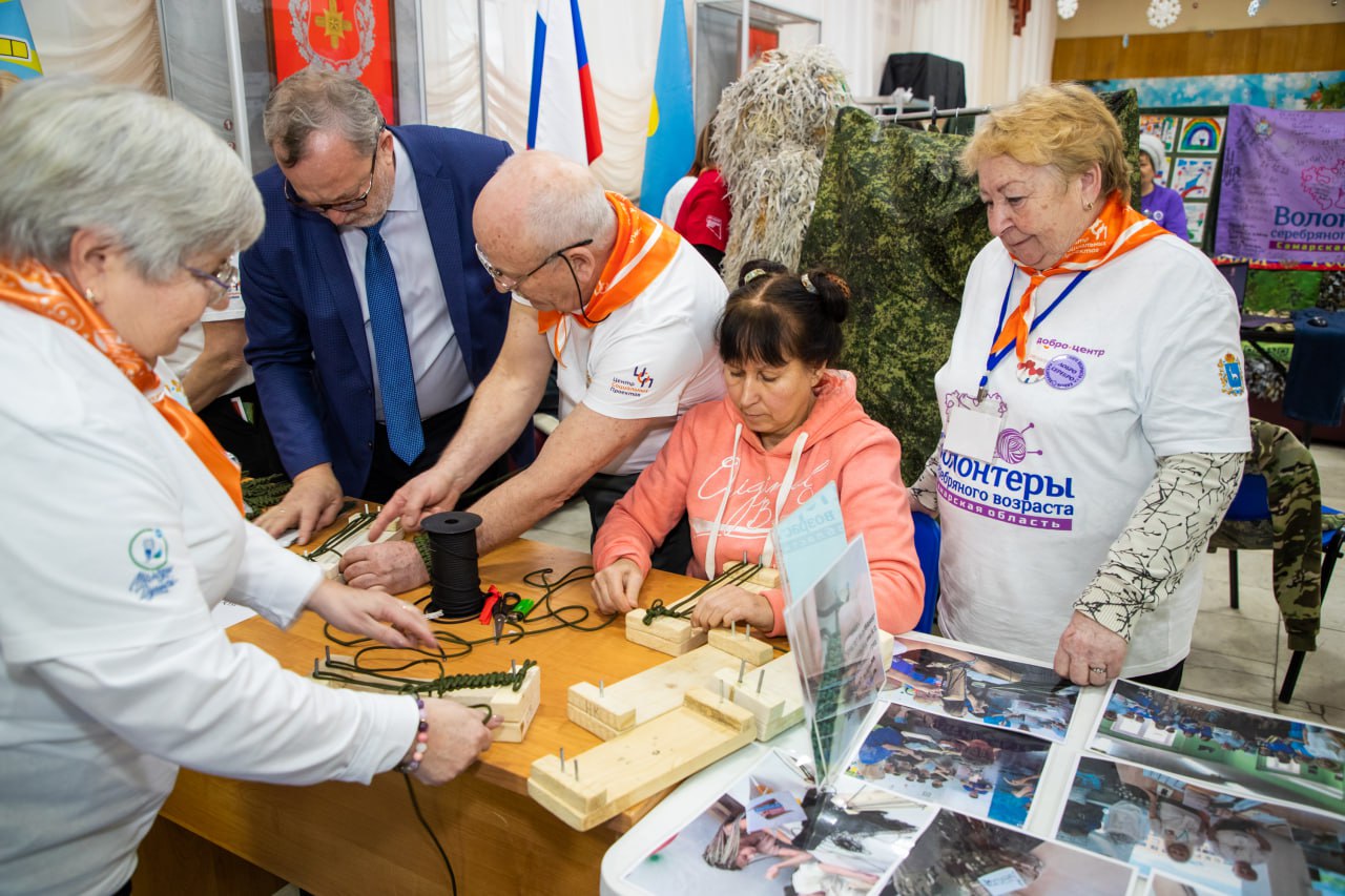Форум серебряных добровольцев прошел при поддержке самарских газовиков Участниками мероприятия стали более 500 волонтеров координаторов и активистов старшего поколения из 37 муниципальных образований Самарской области Команды серебряных волонтеров представили стенды со своими достижениями а также провели мастер классы Центральным событием стала торжественная церемония награждения Начальник Службы по связям с общественностью Газпром трансгаз Самара Александр Лучинин вручил призы руководителям команд которые в этом году реализовали социальные проекты в рамках конкурса Добро Серебро Семь из них были воплощены благодаря благотворительной помощи от предприятия А награждать есть за что волонтеры организовывали общественно полезные проекты направленные в том числе на помощь участникам СВО это изготовление маскировочных сетей и браслетов выживания творческие мастер классы и физкультурно оздоровительные секции для пенсионеров занятия по театральному искусству для детей с ограниченными возможностями здоровья сбор экспонатов для школьного музея боевой славы благоустройство захоронений воинов Великой Отечественной войны РЕКЛАМА ООО Газпром трансгаз Самара ИНН 6315000291 erid 2W5zFK4fKqz   Подписаться на truekpru63 Мы в MAX