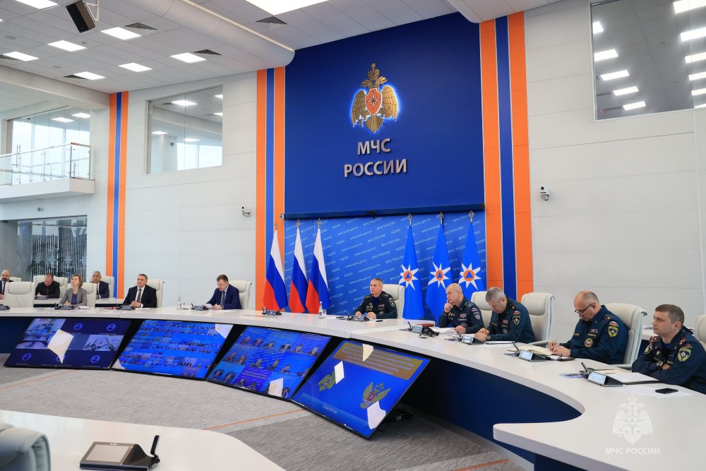 Всероссийское антитеррористическое учение объединило более 16 млн учащихся школ и колледжей Первый заместитель Министра просвещения РФ Александр Бугаев на онлайн-совещании в Национальном центре управления кризисными ситуациями МЧС России представил итоги Всероссийского антитеррористического учения, которое прошло 29 и 30 апреля в 88 регионах страны, городе Байконуре, на федеральной территории «Сириус», а также в федеральных детских центрах «Артек», «Алые паруса», «Океан», «Орленок», «Смена».