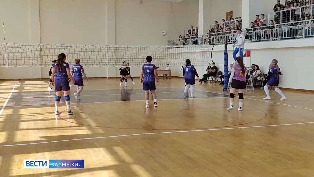 Сегодня отмечается день рождения волейбола Эта всемирно популярная игра была создана 9 февраля 1895 года В этот день преподаватель физкультуры из США Уильям Морган предложил своим ученикам перебрасывать мяч через натянутую верёвку что стало основой для будущей игры Сейчас волейбол входит в программу Олимпийских игр и объединяет миллионы игроков и болельщиков по всему миру В Калмыкии этот вид спорта также активно развивается Быть в курсе Прислать новость Также подписывайтесь на наш новостной канал в MAX Вести Калмыкия