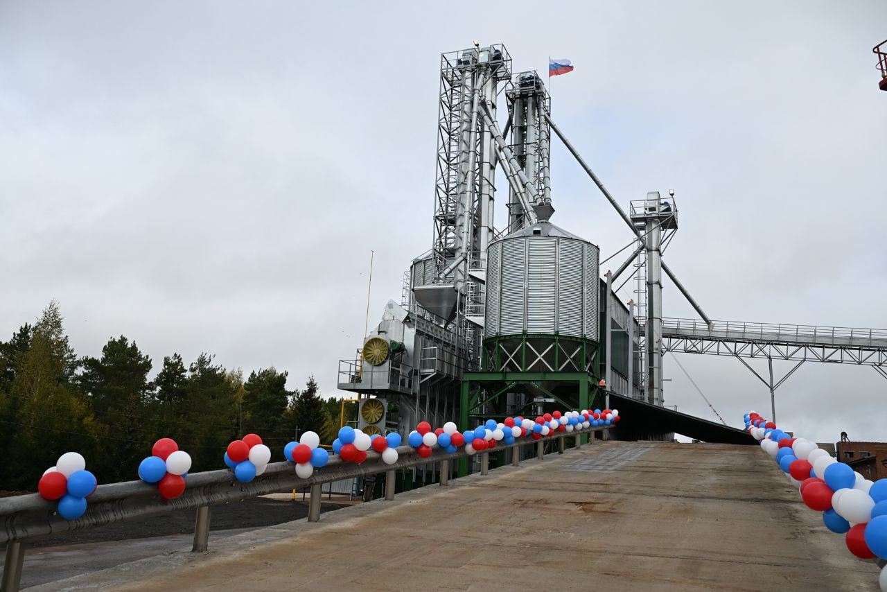 Новый зерносушильный комплекс за 100 млн запустили в Удмуртии Комплекс запустили на сельхозпредприятии Россия в Можгинском районе сообщает пресс служба Правительства Удмуртии Сейчас нужно высушить и очистить зерно от сорных примесей В этом году оно особенно влажное из за обильных в августе дождей По данным Россельхозцентра по Удмуртии влажность зерна варьируется от 11 до 19 процентов по республике Нормой считается диапазон от 13 до 15 процентов заявил зампредседателя Правительства республики Роман Абдрахманов Объем инвестиций в зерносушильный комплекс составил 100 млн рублей Половина этой суммы льготный кредит Напомним в последние месяцы 12 6 тысяч гектаров посевов пострадали в Удмуртии из за переувлажнения почвы Властям республики даже пришлось ввести режим чрезвычайной ситуации Фото пресс служба Главы и Правительства Удмуртии Подписывайся на Ижевский бизON Удмуртия