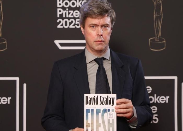 Лауреатом Букеровской премии за 2025 год стал венгерско британский писатель Дэвид Солой за роман Плоть Flesh Он исследует темы мужественности классовой принадлежности миграции травмы