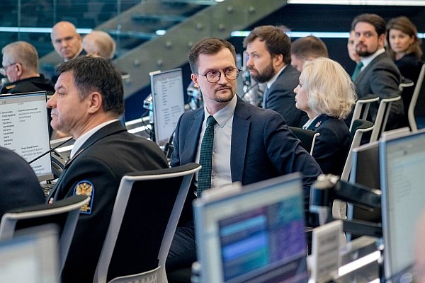 Росавиация на коллегии Минтранса по науке обсудили ключевые направления дальнейшей работы по отрасли БАС Ключевые направления дальнейшей работы по отрасли БАС обозначили на первом заседании коллегии Минтранса по науке где обсудили план реализации Концепции научно технологического развития отрасли до 2035 года Об этом сообщает AVIA RU со ссылкой на данные Росавиации Замруководителя Росавиации Андрей Потемкин рассказал о технологии высокоавтоматизированных беспилотных и автономных транспортных средств Направление включает развитие городской и региональной аэромобильности включая перспективные аэротакси с вертикальным взлетом и посадкой коммерческую доставку дронами использование роверов в аэропортах отметил Потемкин aviaru net n291744