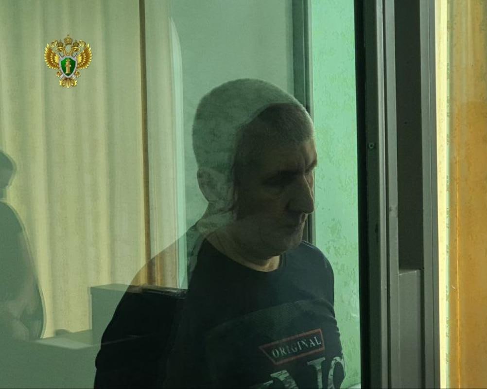 В Херсонской области суд вынес приговор по уголовному делу о хулиганстве, вандализме и посягательстве на жизнь сотрудников правоохранительных органов Херсонский областной суд вынес приговор по уголовному делу в отношении 60-летнего жителя региона Сергея Нидилевича. Он признан виновным по ст. 317 УК РФ посягательство на жизнь сотрудников правоохранительного органа , ч. 3 ст. 213 УК РФ хулиганство , ч. 2 ст. 214 УК РФ вандализм , ч. 1 ст. 222.1 УК РФ незаконные приобретение, хранение, перевозка и ношение взрывных устройств . Преступления расследованы следователем СК. В суде установлено, что осужденный весной 2022 года, находясь на территории Каховского района Херсонской области, в лесополосе обнаружил несколько боевых гранат, которые в нарушение законодательства присвоил себе и стал хранить по месту своего жительства. В последующем, в декабре 2023 года, он же, находясь на одной из улиц г. Каховка, с целью совершения хулиганства взорвал одну из гранат в общественном месте, после чего скрылся. С февраля по май 2024 года, находясь в г. Каховка, совершил несколько актов вандализма путем нанесения на одном из памятников, а также двух остановочных павильонах различных надписей и рисунков. В момент совершения одного из преступлений в мае 2024 года обвиняемый был застигнут на месте происшествия сотрудниками правоохранительных органов и при попытке скрыться от последних применил две боевые гранаты. Суд с учетом мнения государственного обвинителя назначил Нидилевичу наказание в виде лишения свободы на срок 18 лет 6 месяцев с отбыванием первых двух лет в тюрьме, оставшуюся часть - в исправительной колонии строгого режима со штрафом в размере 100 тыс. рублей. Кроме того, судом удовлетворен иск прокурора о возмещении вреда, причиненного преступлениями.