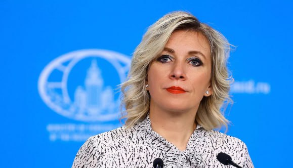 Согласован консульский доступ к 13 задержанным россиянам в Азербайджане  МОСКВА. 3 июля. ИА Цивилизация. КАВКАЗ. Официальный представитель МИД России Мария Захарова сообщила, что доступ консульских сотрудников к 13 гражданам РФ, задержанным в Азербайджане, согласован.   Ранее российское посольство в Баку направляло ноты с требованием предоставить консульский доступ к задержанным, однако ответа не получало. Сейчас дипломатам разрешено посетить россиян, среди которых — сотрудники СМИ и граждане, подозреваемые в правонарушениях.  В МИД России подчеркивают, что продолжают работать с азербайджанской стороной для защиты прав и интересов российских граждан. Глава внешнеполитического ведомства отметила, что отношения между странами носят стратегический характер, и надеется на урегулирование ситуации дипломатическим путем.  Фото: Пресс-служба МИД РФ   ИА «ЦИВИЛИЗАЦИЯ». Подписаться
