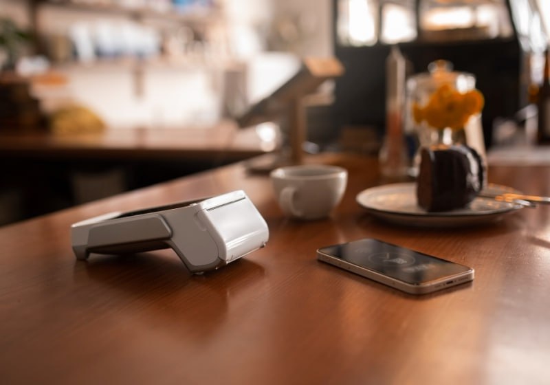 Почти 80 омичей оставляют чаевые По данным Авито Услуги и Нетмонет чаевые регулярно оставляют 77 жителей Омска Средний размер около 6 от чека Главный критерий качество сервиса вежливость профессионализм и общее впечатление Чаще всего чаевые дают в кафе и ресторанах реже в такси доставке и салонах красоты Эксперты отмечают чаевые всё чаще становятся оценкой качества обслуживания а не формальностью А для вас чаевые это   благодарность за сервис обязательная норма не оставляю чаевые