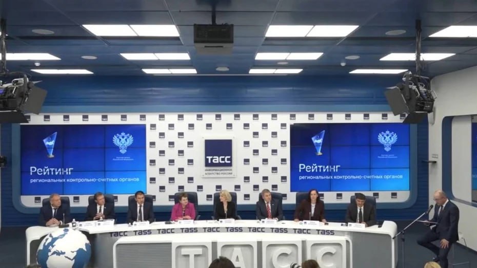 КСП Воронежской области возглавила рейтинг контрольно счетных органов страны Контрольно счетная палата Воронежской области вошла в число 20 регионов ставших участниками пилотного проекта Счетной палаты Российской Федерации направленного на оценку эффективности деятельности региональных органов внешнего государственного финансового контроля Инициатива была введена для определения уровня развития и потенциала региональных КСП а также для выработки мер по повышению качества их работы Для рейтингования КСП были рассмотрены 37 ключевых показателей которые были разбиты на три блока методология кадры и цифровизация Показатели оценивали по балльной системе максимальное количество которых могло быть 350 По итогам рейтинга лидером стала КСП Воронежской области Подписывайтесь на канал РИА Воронеж в Max