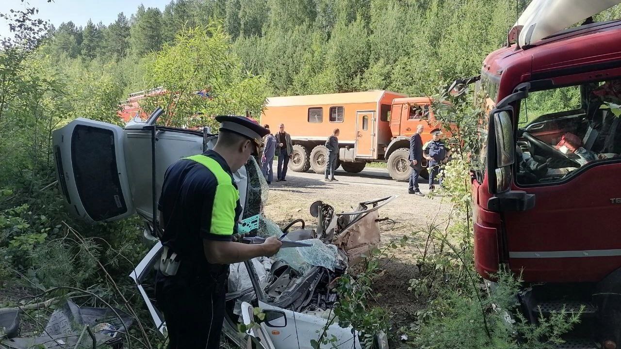 Два человека погибли в ДТП на трассе около Серова, трое детей госпитализированы Предварительно установлено, что виновник аварии - водитель грузовика с прицепом MAN - выехал на встречную полосу и врезался в Ладу Калину. В результате столкновения пассажирка легковушки скончалась на месте аварии, водитель умер в больнице. Также в автомобиле были трое детей, включая 9-месяцечного ребенка. Все они доставлены в медицинские учреждения. Позднее выяснилось, что 5-летний ребенок перевозился без специального удерживающего устройства. Согласно проведенной экспертизе, водитель грузовика оказался трезв. Мужчина пояснил, что не смог избежать столкновения, поскольку не осознавал, что потерял управление, рассказали в пресс-службе региональной автоинспекции. Подписаться Присылайте фото, видео и новости
