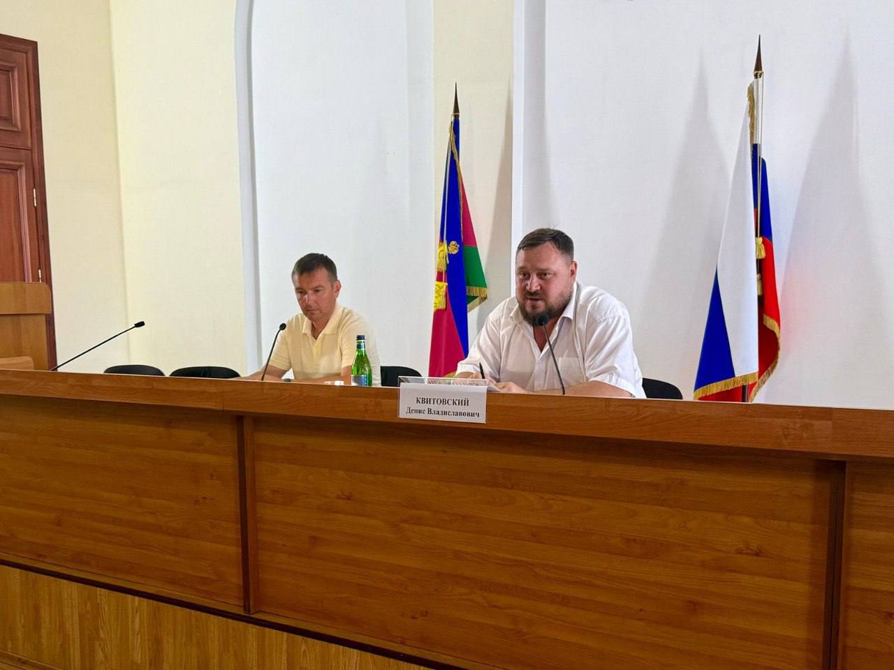 Еженедельная рабочая планёрка главы города с руководителями структур администрации, депутатов городского совета, председателями ТОС и СМИ началась с общения с представителем «Южного регионального оператора» Сергеем Чепурным. Он рассказал, что на текущий момент по городу расставлено 800 контейнеров под ТКО и также проинформировал о возможности заключения договора путём личной подачи документов в абонентский отдел, либо электронно на адрес почты регоператора. Денис Квитовский проинформировал, что в выходные дни осуществляется дежурство главы города и его заместителей по контролю ситуации на территории. Проводится мониторинг соцсетей, но здесь просьба к жителям черпать информацию из официальных сетей и не доверять недостоверным источникам. Во время планёрки были представлены начальник отдела торговли и курортов городской администрации Середа М.Н и и.о. директора МКУ Центр городского хозяйства Богер Е.В.