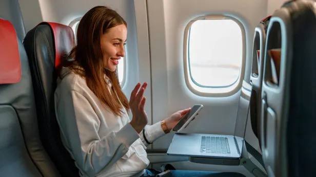 Глава Росавиации заявил о планах оснащения самолетов терминалами для интернета Росавиация прорабатывает вопрос об оснащении самолетов терминалами которые позволят пассажирам пользоваться интернетом на борту Глава Росавиации отметил что для этого может потребоваться доработка конструкции воздушного судна Ядров также подчеркнул что пока неизвестно будет интернет на борту самолета платным или бесплатным bisrub