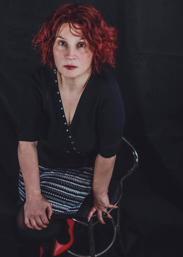 Отдала 2 2 млн и рассказала мужу историю очередного телефонного обмана рассказали в прокуратуре Жительница Дудинки 43 лет попалась на простенькую уловку и отдала аферистам более 2 2 млн рублей рассказали в прокуратуре В конце октября на мобильный женщины руководителя в одном из городских муниципальных учреждений пришло сообщение якобы от бывшей коллеги которая предупредила о проверке Вслед за этим начали звонить мужчины представившиеся следователями службы безопасности Злоумышленники описали вымышленное уголовное дело о финансировании экстремизма заявив что с банковских счетов северянки были осуществлены переводы запрещенному в РФ лицу Для убедительности аферисты направили ей в мессенджер справку из Центробанка Жулики угрожали увольнением мужа правоохранителя и уголовным преследованием После этого жительница Дудинки подчинилась их требованиям Под руководством сотрудницы Центробанка она задекларировала через фейковое приложение и перевела на единый резервный счет все свои сбережения 705 тыс руб В последующие дни продолжая верить в легенду о защите средств от конфискации она взяла кредиты в двух банках и также перевела еще 1 5 млн руб Когда мошенники потребовали оформить новый кредит на 4 млн руб женщина рассказала все мужу После этого она обратилась к реальным правоохранителям Возбуждено уголовное дело о мошенничестве Фото Pixabay Newslab в ТГ МАХ ОК ВК Дзен Буст