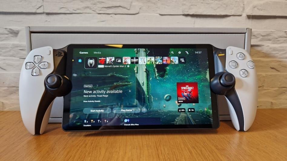 Sony разрабатывает новое портативное игровое устройство для конкуренции с Nintendo Switch — СМИ  Объем рынка портативных игровых устройств продолжает расти каждый год, однако лидером по продажам остаётся Nintendo Switch, которой удалось реализовать около 146 миллионов единиц. Теперь Sony планирует вступить в борьбу за свою долю на этом рынке.