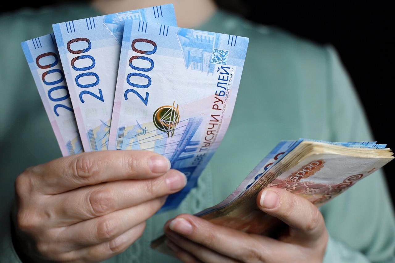 Количество российских регионов со средней зарплатой выше 100 тысяч выросло с 12 до 14 Самыми высокими доходами могут похвастаться жители Чукотки 209 4 тысяч в месяц Магаданской области 179 7 тысяч Москвы 173 7 тысяч ЯНАО 168 2 тысяч Камчатки 165 тысяч