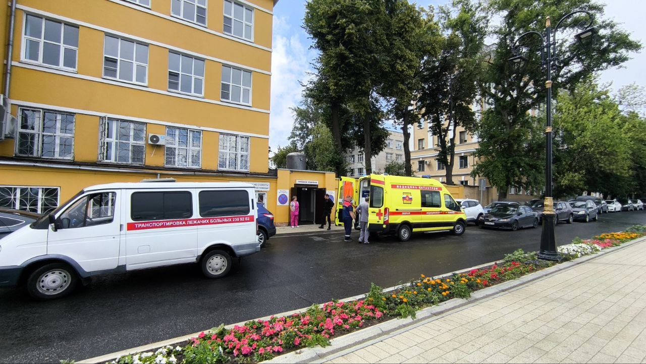 Женщину и младенца с ожогами доставили в Нижний Новгород из Ингушетии  Женщина 1993 г.р. и восьмимесячный ребенок получили ожоги 50% поверхности тела и термоингаляционные травмы после взрыва бытового газа.  Пострадавших доставили спецбортом МЧС России на лечение в Ожоговый центр Университетской клиники Приволжского медицинского университета.     Медики оценивают состояние пациентов как тяжелое. Они находятся в реанимации на аппаратах ИВЛ.    ПИМУ    Прислать новость