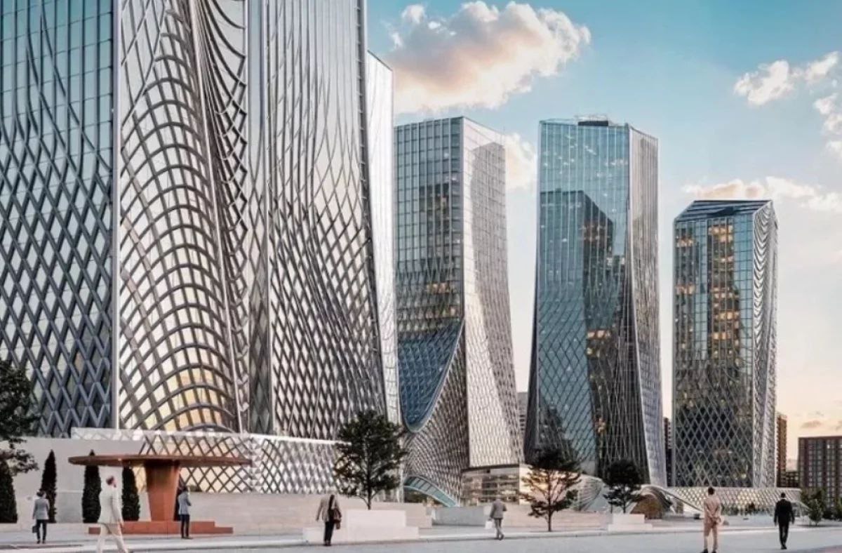 Первую очередь комплекса Хабаровск сити построят за шесть лет В Хабаровске министерство строительства края вместе с Деловой Россией представило предпринимателям мастер план Хабаровск сити На встрече собралось около 60 человек из строительной отрасли им подробно рассказали о проекте и обсудили как бизнес может в нём участвовать сообщает пресс служба регионального правительства Заместитель министра строительства и главный архитектор края Сергей Федоров объяснил главную идею создать современный жилой район который гармонично впишется в город Там будут квартиры школы детские сады офисы магазины парки и зоны отдыха Проект должен поднять статус Хабаровска и показать что край привлекателен для инвестиций Общая площадь застройки составит почти 1 5 миллиона квадратных метров В первую очередь войдут жилые дома социальные объекты и деловые здания Основные задачи сделать удобную и безопасную городскую среду создать новые рабочие места разбить зелёные зоны и связать район с остальным городом по транспорту и инфраструктуре Предприниматели интересовались как будут выбирать застройщиков какие сроки у проекта и хватит ли мощностей на воду тепло и электричество для такого объёма строительства После презентации обсудили инженерную подготовку территории развитие дорог и коммуникаций Такие встречи дают возможность не только представить проект но и получить обратную связь от предпринимателей и выстроить с ними конструктивные отношения что является важным фактором в улучшении инвестиционной привлекательности края подчеркнула заместитель министра строительства по экономическим вопросам Гульнара Шамсутдинова   Прислать свою новость на Дерзкий Хабаровск