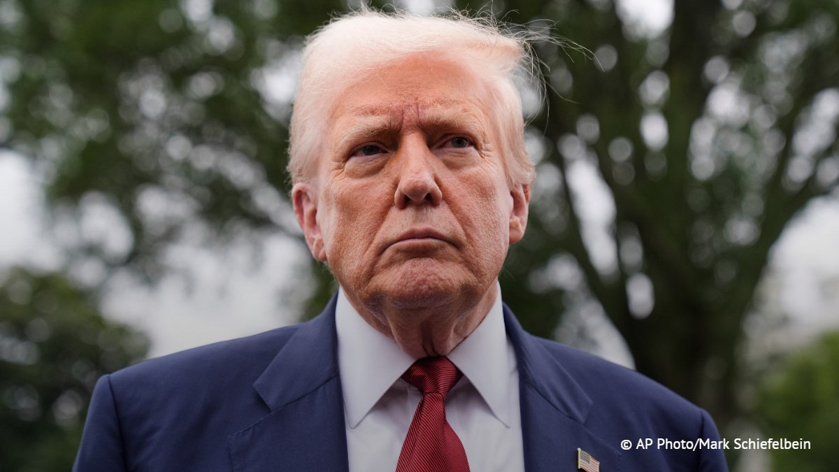 Трамп загнал себя в ловушку, сократив срок для договоренности по Украине, отметила экс-посол Франции в РФ Берманн.  По ее словам, он "теперь вынужден искать решение, позволяющее сохранить лицо. <...> Отсюда и отправка Уиткоффа в Москву".