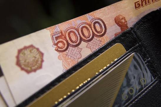 Россияне массово забрали наличку из банков из за отключений интернета В августе россияне и бизнес вывели из банков почти 300 миллиардов рублей наличными из за роста числа отключений интернета По данным Центробанка отток денег связан с боязнью остаться без доступа к электронным платежам Люди всё чаще делают наличные запасы особенно в регионах где фиксируются перебои связи Только за август зарегистрировано свыше 2000 инцидентов когда связь полностью обрывалась На фоне нестабильности многие предпочитают держать деньги в руках а не в приложении Это уже начинает беспокоить финансовые ведомства массовый отток ударяет по банковской устойчивости    Реклама Подписывайтесь на NEWSVL
