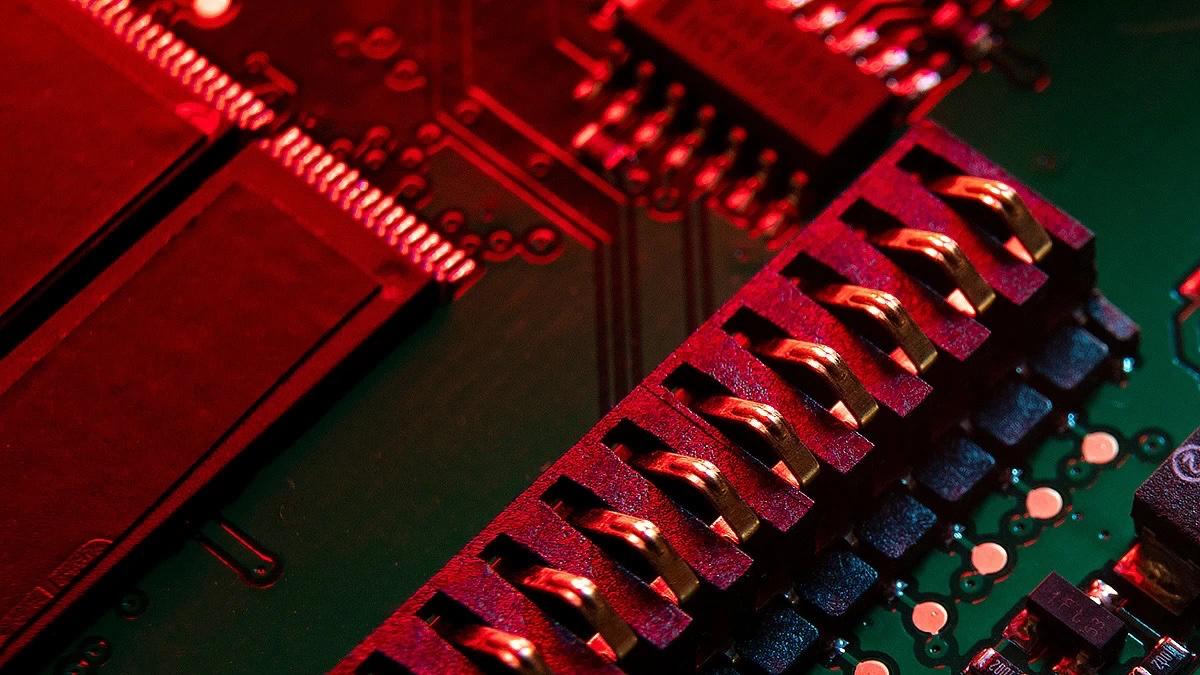 Около 5000 заявок на регистрацию иностранных товарных знаков за последние пять лет пришлось на электронику Это каждая десятая поданная нерезидентами заявка на товарный знак и самый высокий показатель по сравнению с остальными категориями товаров Лидером по регистрации товарных знаков в России в области электроники является Китай, на китайские компании пришлось 16% от общего числа Далее с отставанием более чем в 5 раз идут США, и примерно в 12 раз меньше заявок на товарные знаки в области электроники от Белоруссии и Гонконга В 2024 г. количество заявок на регистрацию иностранных товарных знаков превысило уровень 2020 г. на 18% Всего за прошлый год было зарегистрировано 11 800 знаков Подписаться