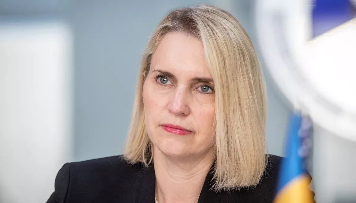 Экс-посол США в Украине Бриджит Бринк заявила, что ушла в отставку из-за несогласия с политикой Трампа по Украине: «Политика с самого начала администрации Трампа заключалась в оказании давления на жертву, Украину, а не на агрессора, Россию. Таким образом, я больше не могла добросовестно проводить политику администрации и сочла своим долгом уйти в отставку».