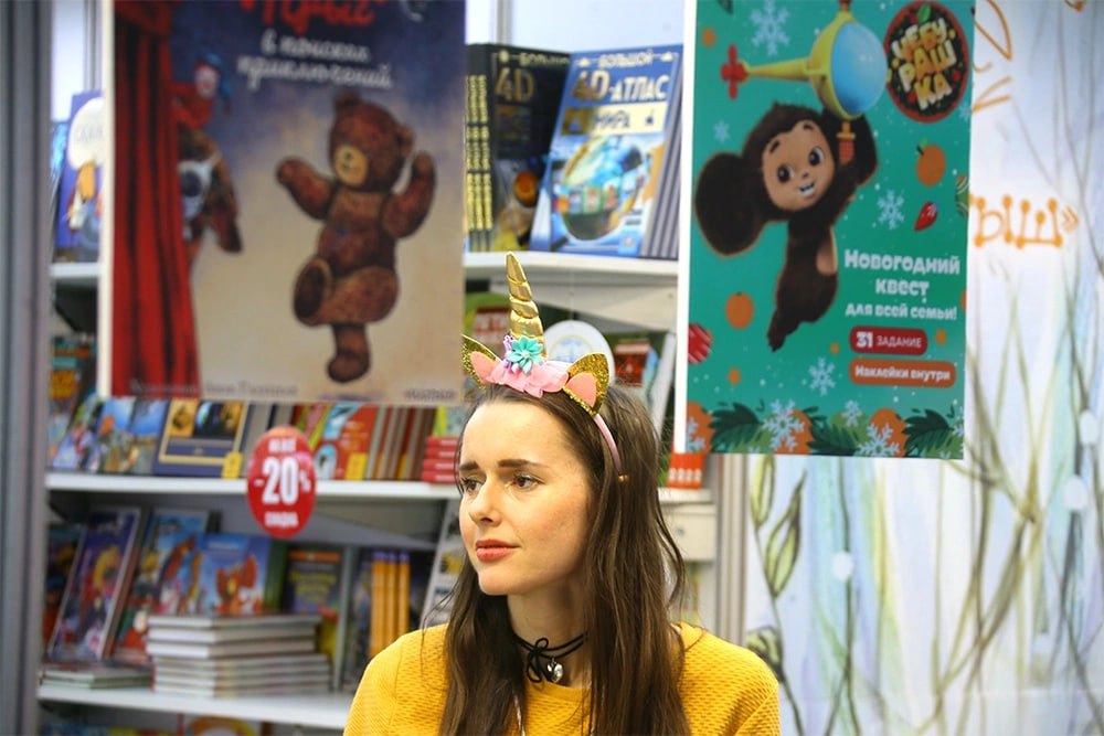 Самые читающие семьи живут в Санкт Петербурге Карелии Коми и Пермском крае В этих регионах детям начинают читать до двух лет При этом почти 2 3 родителей сами регулярно читают книги Большая часть семей готова тратить на литературу до 3 тысяч рублей в месяц Такие цифры привела председатель Союза детских и юношеских писателей Светлана Кривошлыкова komitesha