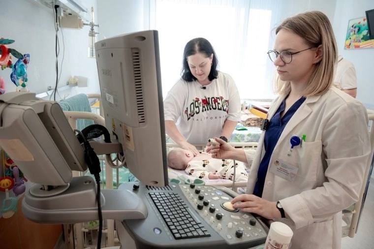 Челябинские хирурги собрали сердце младенцу из Донецка. У мальчика между желудочками, а также предсердиями были дефекты, а створки клапанов перепутались. Такая анатомия сердца не позволила бы его организму получать достаточное количество кислорода, и это повлияло бы на развитие ребенка, передает Ура.ру. Но врачи кардиоцентра справились с непростой задачей! За три часа они восстановили анатомию органа, подарив мальчику будущее.