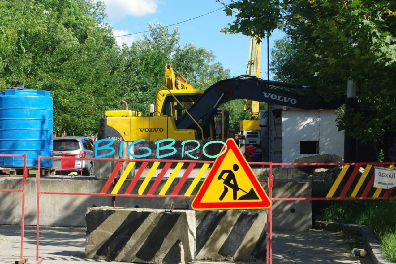 Срок окончания работ на участке от Льва Толстого до Топографического переулка назвали в мэрии 2 июня начались работы на участке от улицы Льва Толстого до Топографического переулка. Перекрытие этого участка продлится до 22 июля. Объект под перекрёстком улиц Льва Толстого и Карла Маркса служит для переключения потребителей между зонами ТЭЦ-1 и ТЭЦ-3. Это значительно повышает надёжность теплоснабжения в центральной части Хабаровска. Напомним, работы на участке Карла Маркса - Льва Толстого были выполнены раньше запланированного срока. Работы на этом участке проводятся по нескольким причинам. Во-первых, здесь регулярно возникают технологические повреждения. Во-вторых, наблюдается значительный износ строительных конструкций. В ходе обследования было обнаружено, что защитный кожух сильно корродирован. Чтобы продлить срок службы теплотрассы, планируется использовать предизолированные трубы, — рассказал заместитель главного инженера Хабаровских тепловых сетей Антон Чупов. Улица Карла Маркса была перекрыта с 13 июня из-за замены участка тепломагистрали, соединяющей ТЭЦ-1 и ТЭЦ-3. Отрезок трубопровода протяженностью 170 метров давно исчерпал свой ресурс. Рабочие демонтировали старую трубу и выполнили прокладку новой конструкции, состоящей из двух защитных гильз и основной трубы, по которой будет циркулировать теплоноситель. / реклама