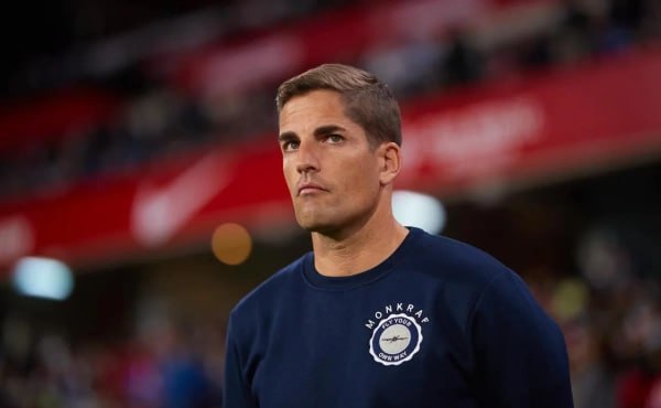 Бывший тренер худшего клуба РПЛ использовал ChatGPT для работы Бывший главный тренер ФК Сочи испанец Роберт Морено использовал ChatGPT для работы с командой Об этом Sports ru заявил бывший заместитель генерального директора клуба Андрей Орлов Вот один из веселых примеров когда мы готовились к выезду в Хабаровск Роберт сказал Я все придумал Задал все параметры выезда в ChatGPT В итоге мы поехали по графику построенному ChatGPT сказал Орлов По его словам нейросеть посоветовала тренеру чтобы игроки Сочи не спали 28 часов перед матчем со СКА Хабаровск а также вставали в пять утра Орлов заявил что испанец использовал сервис для подбора игроков Во время поиска нового нападающего Морено загрузил данные Владимира Писарского Павла Мелешина и Артура Шушеначева в ChatGPT который определил третьего лучшим За десять игр в сезоне 2024 25 в составе Сочи Шушеначев не забил ни одного мяча Getty Images Подписаться на РБК Спорт