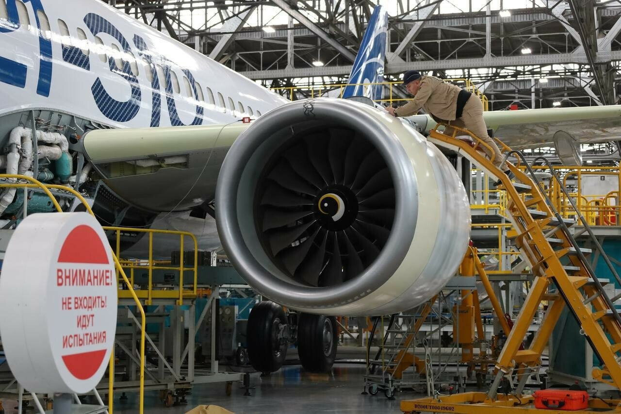 На Иркутском авиазаводе начались испытания модернизированного МС-21  В цехе окончательной сборки Иркутского авиационного завода стартовали приемо-сдаточные испытания опытного образца самолета МС-21  бортовой номер 0013 , полностью модернизированного в рамках программы импортозамещения. Этот лайнер завершает линейку опытных образцов семейства МС-21. Самолет, впервые поднявшийся в воздух в декабре 2021 года, стал первым в линейке с крылом из российских композиционных материалов. После успешного прохождения испытаний, подтвердивших качество отечественных композитов, машина была направлена на доработку. Особенностью данного экземпляра стало применение полностью российского стендового оборудования для отработки гидравлических систем, произведенного в Новосибирске. ...  Читать далее:        - подпишись  Кстати, а вы хотите чтобы на этом канале появились новости о вашей компании? Это бесплатно! Подробнее здесь: