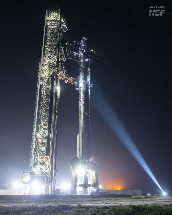 SpaceX готовит исторический девятый полет Starship с повторно используемым бустером 28 мая состоится знаменательный момент в истории космонавтики — впервые Super Heavy полетит повторно. Бустер, успешно вернувшийся после седьмого испытания, пройдет комплексное тестирование новых технологий. Окно запуска откроется в 2:50 ночи по Москве. После расследования инцидента восьмого полета внесены существенные изменения в конструкцию для повышения надежности. Из 33 двигателей Raptor на бустере 29 будут использованы повторно — это критический шаг к созданию полностью многоразовой системы, способной к множественным запускам в день. Ключевые эксперименты миссии включают контролируемый разворот бустера через блокировку вентиляционных отверстий на адаптере горячего разделения. Это позволит экономить топливо и увеличить полезную нагрузку. Бустер также испытает полет под увеличенным углом атаки для снижения скорости спуска за счет аэродинамического торможения. Особое внимание привлекает тестирование резервирования двигателей при посадке. Один из трех центральных двигателей будет намеренно отключен, чтобы проверить возможность завершения посадки резервным двигателем из среднего кольца. В финальной фазе останутся активными только два центральных двигателя. Верхняя ступень Starship развернет восемь симуляторов спутников Starlink и проведет повторный запуск двигателя Raptor в космосе. Для стресс-теста удалена значительная часть теплозащитных плиток, установлены экспериментальные металлические плитки с активным охлаждением и функциональные крепления для будущей системы захвата. В целях безопасности инфраструктуры Starbase бустер не вернется на стартовую площадку, а совершит жесткое приводнение в Мексиканском заливе. Полная продолжительность миссии составит около 66 минут от старта до приводнения Starship.