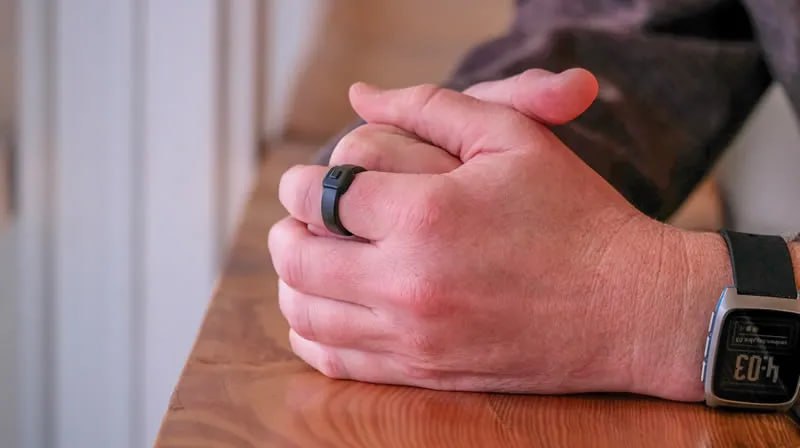 Pebble представила кольцо диктофон Index 01 При нажатии кнопки оно умеет сохранять короткие голосовые заметки которые передаются на телефон и расшифровываются локальной ИИ моделью Это его единственная функция но зато устройство стоит 75 предзаказ и работает до двух лет Кольцо не подлежит перезарядке Поддерживается свыше 99 языков Компания обещает международную доставку а первые партии поступят покупателям в марте 2026 года Для подбора размера Pebble предоставляет как традиционный набор калибровочных инструментов так и файлы для 3D печати макетов Мой Компьютер