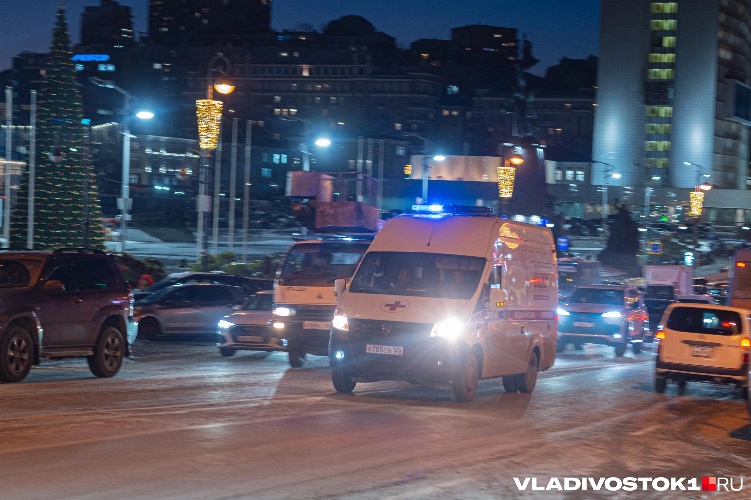 Троих людей пострадавших в смертельном ДТП автовоза с автобусом компании Приморавтотранс в Хасанском районе Приморья переведут в одну из больниц Владивостока из за тяжести травм Об этом рассказал министр здравоохранения региона Евгений Шестопалов По данным на 08 00 сотрудники Минздрава провели оперативный штаб и проверили состояние троих людей в Хасанской центральной районной больнице находящихся в тяжелом и очень тяжелом состоянии Также под присмотром остается пациент Тысячекоечной больницы По словам Шестопалова состояние всех пострадавших удалось стабилизировать за ночь и за ними следят хирурги врачи травматологи и другие специалисты Также им проведут дополнительную диагностику Для пострадавших и родственников погибших и участников ДТП организовали телефон горячей линии психологической поддержки 7 902 480 77 15 Звонки с 07 30 принимает клинический психолог Подписаться в Telegram    Подписаться в MAX